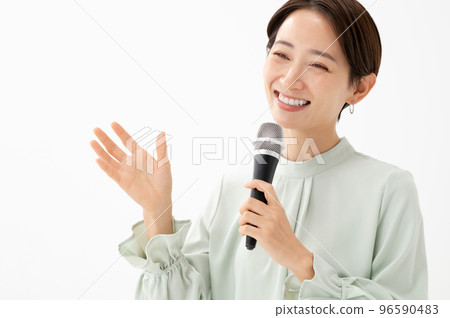 拿著話筒的婦女白色背景 96590483