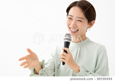 拿著話筒的婦女白色背景 96590484