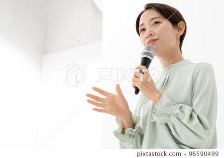 拿著話筒的婦女白色背景 96590499
