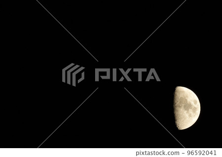 北斗市白州町上弦月齡7.7後的月亮(位置:右下) 北斗市白州町上弦月齡7.7後的月亮(位置:右下) 96592041