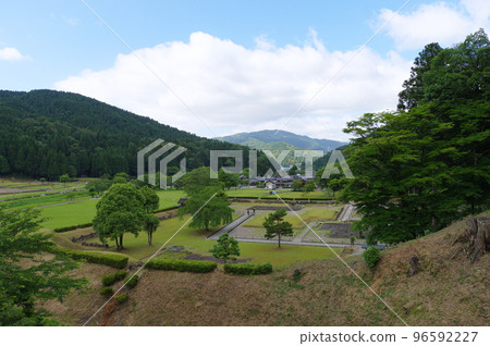 一乘谷朝倉氏遺跡 從中之御殿遺跡看到的朝倉宅邸遺跡 一乘谷朝倉氏遺跡 從中之御殿遺跡看到的朝倉宅邸遺跡 96592227
