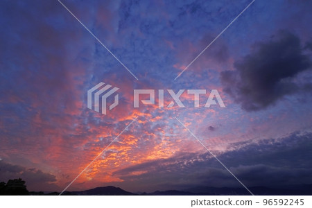 初冬黎明天空紅雲・超廣角・天空為主・221104am 96592245