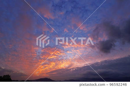 初冬黎明天空紅雲・超廣角・天空為主・221104am 96592246