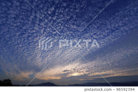 Early winter dawn sky with scaly clouds・Super wide angle・Sky mainly・221104am 96592394