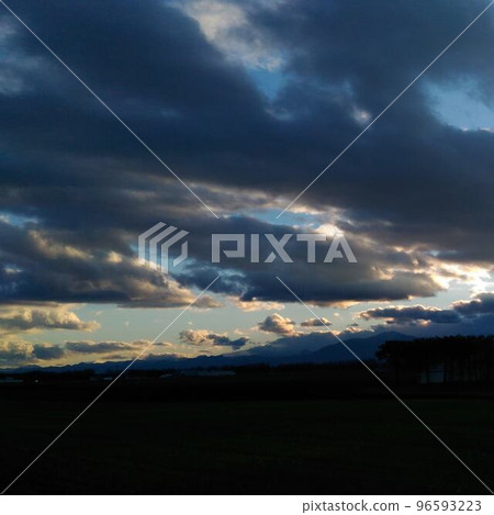 北海道目室町的平原和晚雲 北海道目室町的平原和晚雲 96593223
