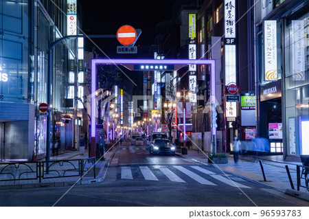 The night view of Shinjuku Chuo-dori, the hustle and bustle of the neon street [urban image] 96593783
