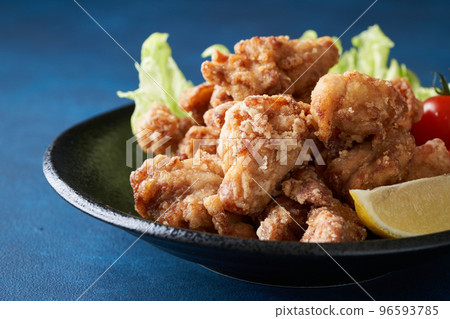 炸雞放在盤子裡 96593785