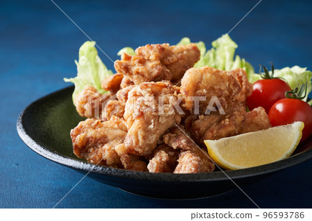 炸雞放在盤子裡 炸雞放在盤子裡 96593786