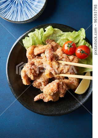 炸雞放在盤子裡 96593798