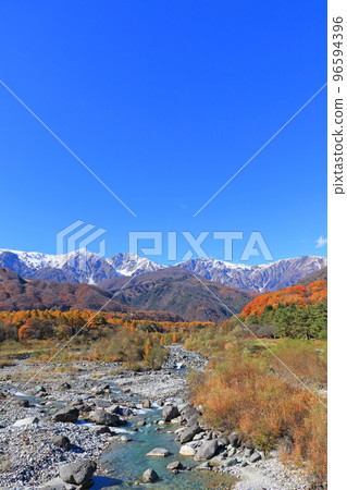 白馬，信州，從白馬橋看白馬三山的秋景 96594396