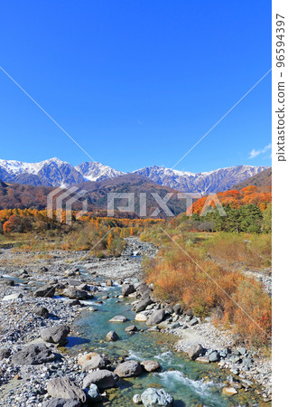 白馬，信州，從白馬橋看白馬三山的秋景 96594397