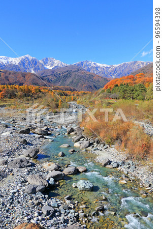 白馬，信州，從白馬橋看白馬三山的秋景 96594398
