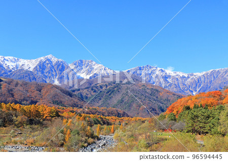 白馬，信州，從白馬橋看白馬三山的秋景 96594445