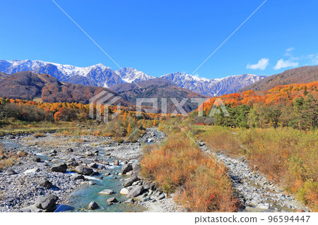 白馬，信州，從白馬橋看白馬三山的秋景 96594447