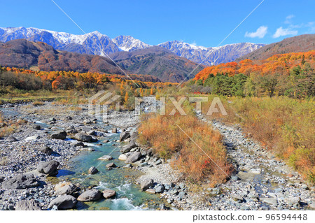 白馬，信州，從白馬橋看白馬三山的秋景 96594448
