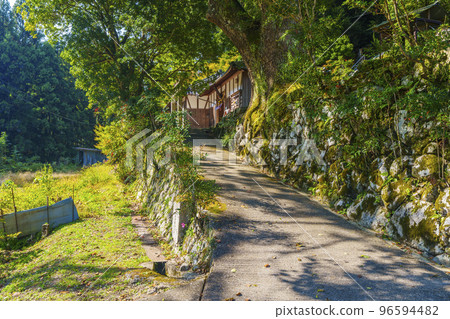 流屋八幡神社院內（大阪府河內長野市奄美市） 96594482