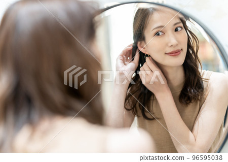 woman with earrings 96595038