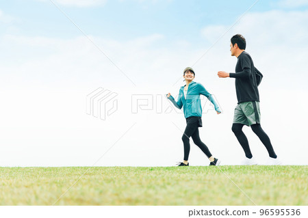 穿著運動服的亞洲男女在公園邊跑步、慢跑和訓練邊聊天(talking) 96595536