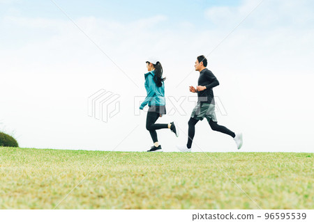 穿著運動服在公園里高速奔跑的亞洲男女的後視 穿著運動服在公園里高速奔跑的亞洲男女的後視 96595539