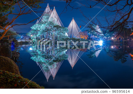 兼六園霞池的冬季傳統雪釣的美麗倒影夜景｜石川縣金澤市 96595614