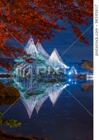 兼六園霞池的冬季傳統雪釣的美麗倒影夜景｜石川縣金澤市 96595617