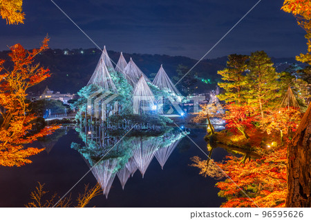 A night view of late autumn foliage and the beautiful reflection of snow hanging in Kenrokuen's Kasumigaike Pond|Kanazawa City, Ishikawa Prefecture A night view of late autumn foliage and the beautiful reflection of snow hanging in Kenrokuen's Kasumigaike Pond|Kanazawa City, Ishikawa Prefecture 96595626