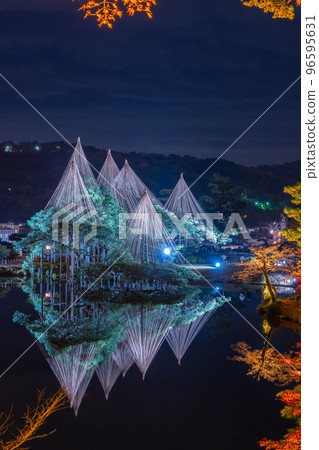 A night view of autumn foliage and the beautiful reflection of snow hanging in Kenrokuen's Kasumigaike Pond|Kanazawa City, Ishikawa Prefecture A night view of autumn foliage and the beautiful reflection of snow hanging in Kenrokuen's Kasumigaike Pond|Kanazawa City, Ishikawa Prefecture 96595631