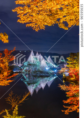 兼六園霞池的深秋紅葉夜景與白雪倒影｜石川縣金澤市 96595635