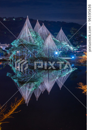 兼六園霞池的冬季傳統雪釣的美麗倒影夜景|石川縣金澤市 兼六園霞池的冬季傳統雪釣的美麗倒影夜景|石川縣金澤市 96595636