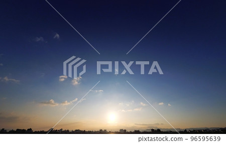 有各種各樣的雲彩的初冬早晨天空，超廣角，主要天空， 221108am 96595639