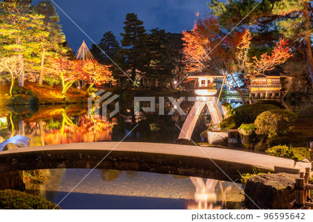 Night view of Kenrokuen's symbol Kotoji lantern illuminated with autumn leaves | Kanazawa City, Ishikawa Prefecture 96595642