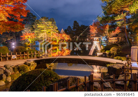 兼六園的象徵琴寺燈籠被秋葉照亮的夜景 | 石川縣金澤市 兼六園的象徵琴寺燈籠被秋葉照亮的夜景 | 石川縣金澤市 96595645