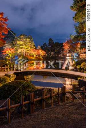 Night view of Kenrokuen's symbol Kotoji lantern illuminated with autumn leaves | Kanazawa City, Ishikawa Prefecture Night view of Kenrokuen's symbol Kotoji lantern illuminated with autumn leaves | Kanazawa City, Ishikawa Prefecture 96595646