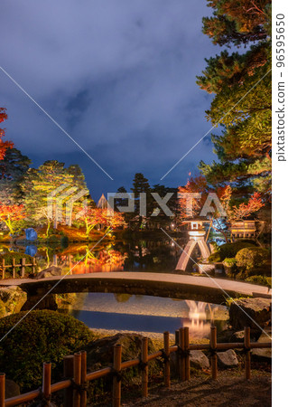 Night view of Kenrokuen's symbol Kotoji lantern illuminated with autumn leaves|Kanazawa City, Ishikawa Prefecture Night view of Kenrokuen's symbol Kotoji lantern illuminated with autumn leaves|Kanazawa City, Ishikawa Prefecture 96595650