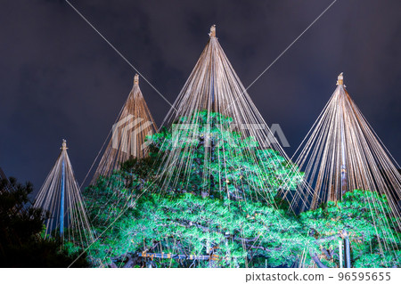 A night view of Kenrokuen, lit up in the night sky with a winter tradition of snowfall｜Kanazawa City, Ishikawa Prefecture 96595655