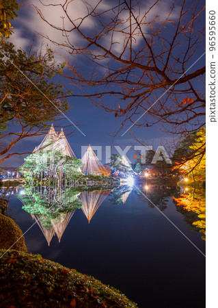 兼六園霞池的深秋紅葉夜景與白雪倒影｜石川縣金澤市 96595660