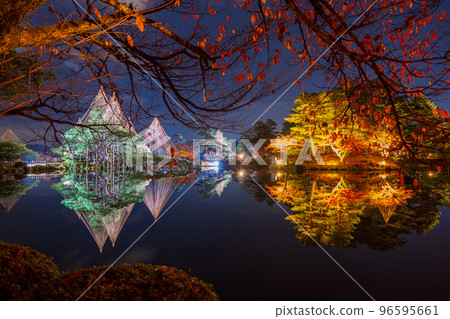 兼六園霞池的深秋紅葉夜景與白雪倒影｜石川縣金澤市 96595661
