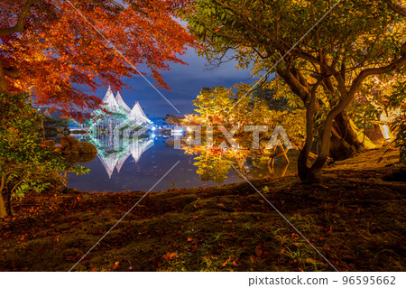 兼六園霞池的深秋紅葉夜景與白雪倒影|石川縣金澤市 兼六園霞池的深秋紅葉夜景與白雪倒影|石川縣金澤市 96595662