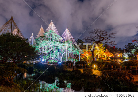 夜空中燈火通明的冬景、雪釣和秋葉閃耀的兼六園夜景｜石川縣金澤市 96595665