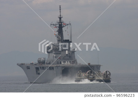 LCAC taking off from the Maritime Self-Defense Force's transport ship "Shimokita" (extremely cropped) 96596223