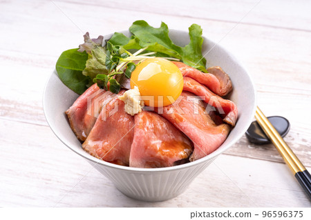 Roast beef bowl (tarekake) 96596375