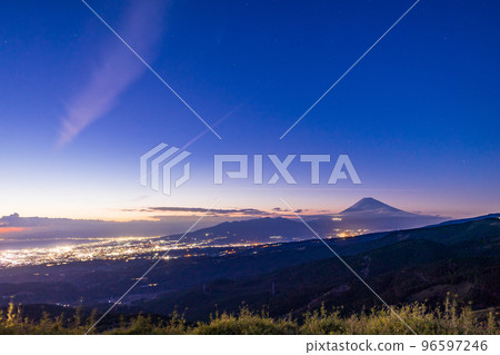 (Shizuoka Prefecture) Mt. Fuji seen from the Tokuni Observatory 96597246