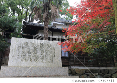 秋天的廣瀨公園。從櫻花園一側(外觀)眺望公園歷史碑和廣瀨舊居 秋天的廣瀨公園。從櫻花園一側(外觀)眺望公園歷史碑和廣瀨舊居 96597711