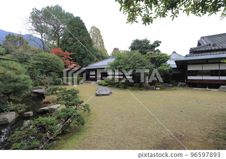 秋天的廣瀨故居。內庭、真跡池、真座敷、本館的紅葉。 秋天的廣瀨故居。內庭、真跡池、真座敷、本館的紅葉。 96597893