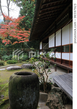 Former Hirose residence in autumn. Autumn leaves in the inner garden in front of Shinzashiki. 96597923
