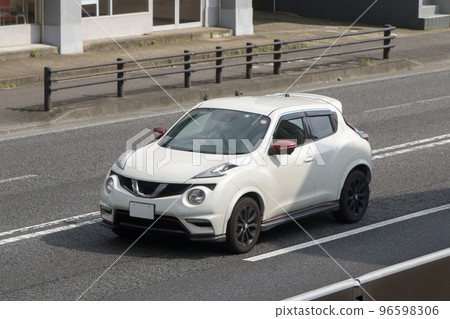 緊湊型 SUV 公路駕駛 96598306