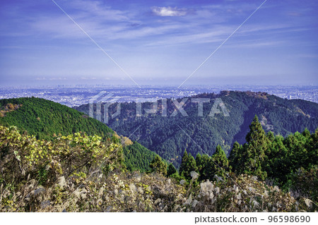 Tokyo, Meiji no Mori Takao Quasi-National Park, Kobotokejoyama summit, view of Mount Takao and the city center, late autumn 96598690