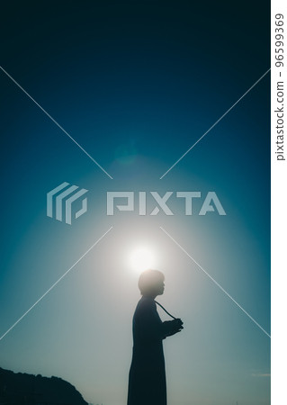Photo of a young woman holding a mirrorless camera 96599369