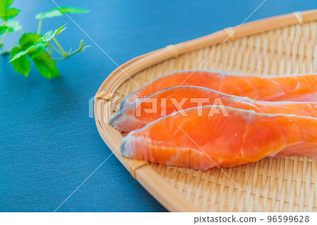 Salmon salmon seafood image black background material Salmon salmon seafood image black background material 96599628