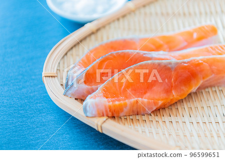 Salmon salmon seafood image black background material Salmon salmon seafood image black background material 96599651